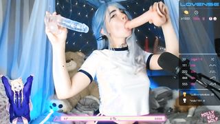 Tini csaj két dongot szop