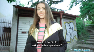 Sybil egy kicsike pénzért bárkivel baszik