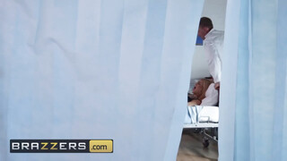 Brazzers - Bonnie Rotten hátsó bejáratban az óriás bájdorong
