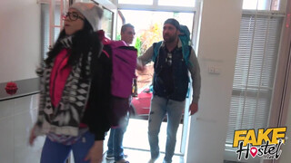 Fake Hostel - Latina csajszi a pasija előtt közösül