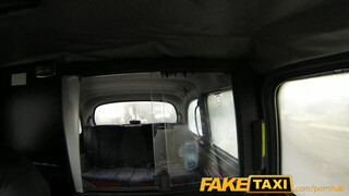 FakeTaxi - kitetovált hölgyemény megdöngetve a hátsó ülésen