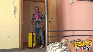 Fake Hostel szűk pinájú olasz picsa és kettő káró