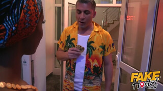 Fake Hostel afrikai lány és egy latin amerikai bula közösen