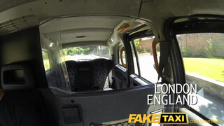 FakeTaxi amerikai félvér hölgyemény szexelni akar