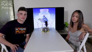 Tini pici keblű kisasszony és a tetovált csávó - Hot Guys Fuck