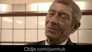 Magyar pornósztár spiné közösül idős krapekkal - Oldje
