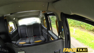 Fake Taxi - Méretes kannás milf megkúrva a hátsó ülésen
