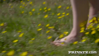 Private - Ella Hughes a szabadban közösül