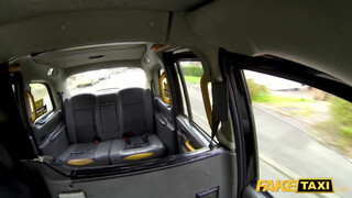Fake Taxi - Amber Jayne lovagol a taxis dákóján
