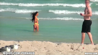 Mofos - amatőr bikinis lány a partról