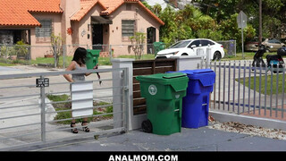Nadia White fiatal csávóval kefél - Anal mom