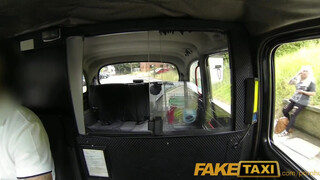 Faketaxi - szőrös pinájú milf kiscsaj szexel egyet