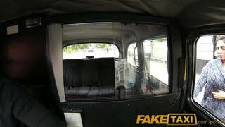 FakeTaxi - méretes mellű hölgyemény nem akar fizetni