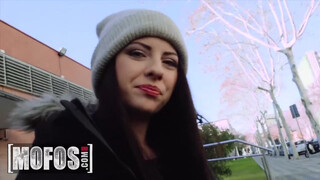 MOFOS – Rebecca Volpetti méretes farokkal megrakva