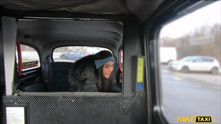 Fake Taxi - Capri Lmonde a izgató barna csajszi