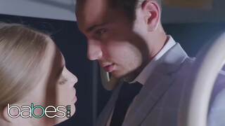 Babes - Alessandra Jane a fullos táncos spiné