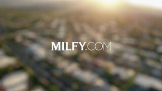 MILFY - Savannah Bond hatalmas farokkal análba baszva