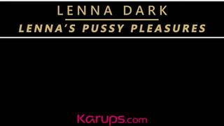 Lenna Dark egy méretes dildóval peckezik
