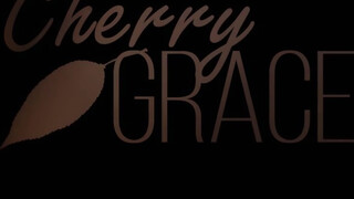 Cherry Grace a formás muffos csajszi