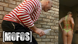 MOFOS - Harley King a szexy világos szőke tini nőci