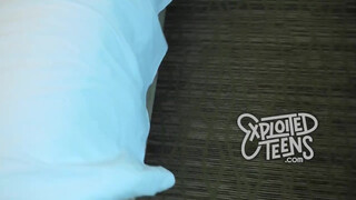 Ez az apró vörös tini tökéletes kicsike mellekkel dákót szop