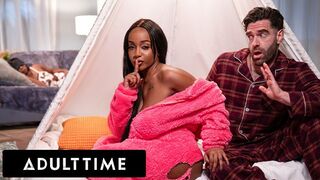 Lily Starfire csábítja mostohaapját rejtett dugásra ugyanabban a szobában