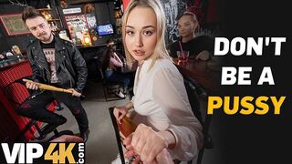Bátor világos szőke pornófilmes bassza idegen faszit a bárban