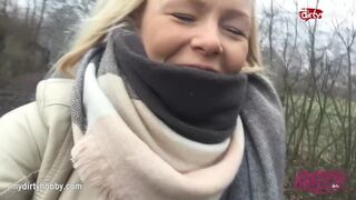 Forró tini hölgyemény kerékpáron dörzsöli lucskos puncáját