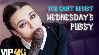 Lispy wednesday rakta a nevelő apa hatalmas faszát mint egy igazi kutyaként