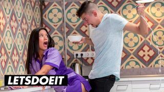 A szexy szobalány Jade Presley kitakarít és cidázza a méretes faszkat a forró szálláson
