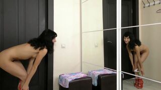 Tini picsa szőrös puncival masturbál a tükör előtt
