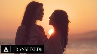 Alkonyat után hardcore baszás: Tori Easton keményen megdugja Charlotte Sins bikini babát
