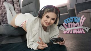 Pici tini bige Aria Banks elkapja magas mostohabátyját Chris Epicet, aki a szobájában kézimunkázza a lőcse