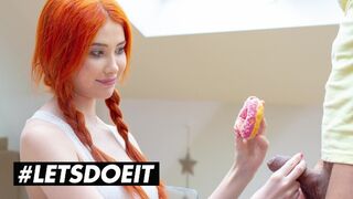 Gisha Forza hatalmas csöcsű vörös bombe egy fánkot érő hardcore dugásért