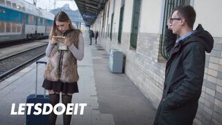 Selvaggia tini kiscsaj felfogta Charlie Dean méretes faszát egy gyors pov dugásra