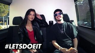 Vékony fekete Coco Kiss pénzért cumizza a méretes csoki fazt az verdában