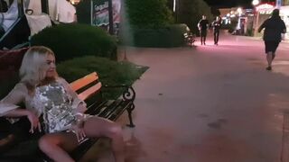 Őrült orosz bige masturbál és pisil a nyilvános utcán