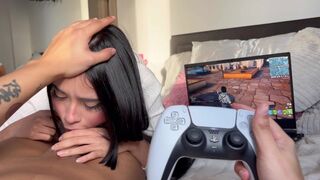 Forró nevelő nővérem nem hagy nyugodtan játszani a Fortnite-tal és megspricceltet