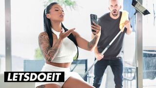 Dögös Latin MILF Mariana Martix Durván Meghágva az Asszisztens által a LetsDoeIt Csatornán