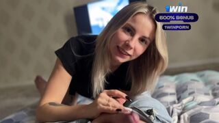 Amatőr világos szőke csajszi vad cumizása hatalmas fasszal