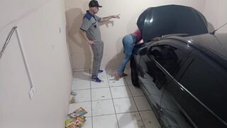 Dögös fiatal kurva a szerelőnél kúrel az alkalmazottal