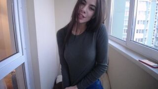 Csinos hölgyemény tanya mutatja a cicijét