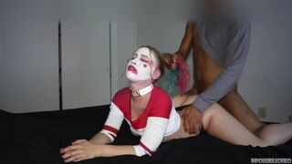 Harley quinn rendesen cumizza a méretes kárót és lovagol rajta beleélvezésig éjszakai változatban