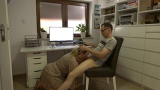 Titkárnő kávét hoz az irodába, majd durván meglovagol a szűk puncijával, arcra élvezés