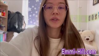 Tini kurva rendesen ujjazza magát és spriccel!