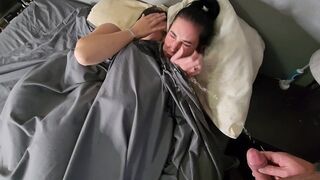 Dupla pici cickós csoki hajú lányra pisil az ágyban majd pisi áztatta bugyijukban csókolóznak