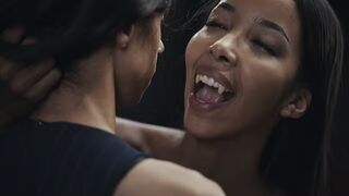 Ebony Vampire Mistress Lia Lin elcsábít egy spanyol méretes csöcsű tini hölgyeményt a Vampired kemény domina játékában