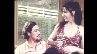 John Holmes nyalja a kisasszony szaftos punáját a retro pornóban