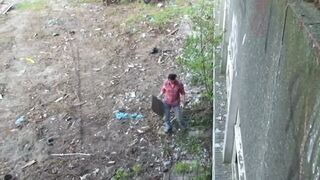 Krissy Kage csoki hajjal alaposan tolva az elhagyott épületben